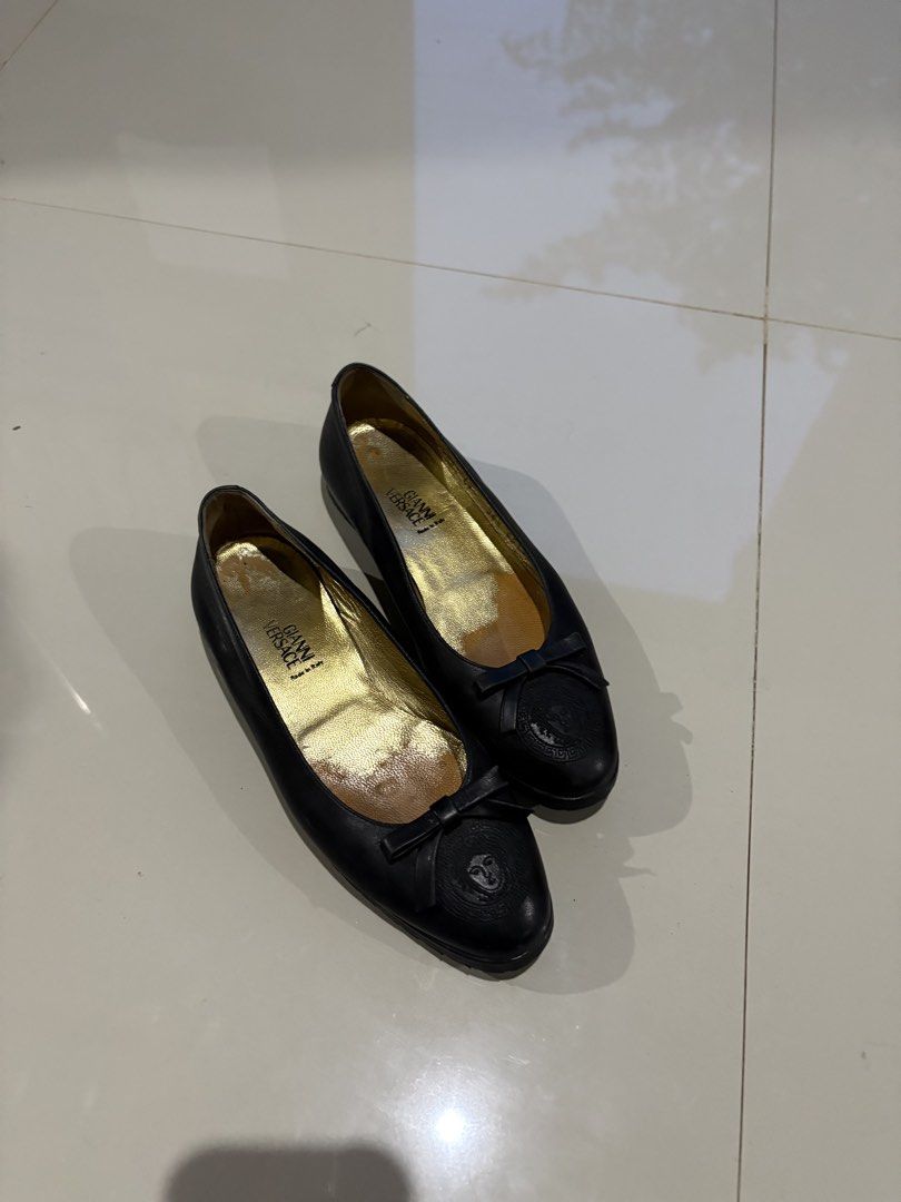 Gianni Versace Vintage Leather Black shoes (Category: Flats & Sandals) located in Murcia. Submitted by shansdecluttering (Listing ID 1448800721, Image 1). Description: Size 36.5 on tag Fits 230 mm Worn in leather insole But leather is still in very good condition .