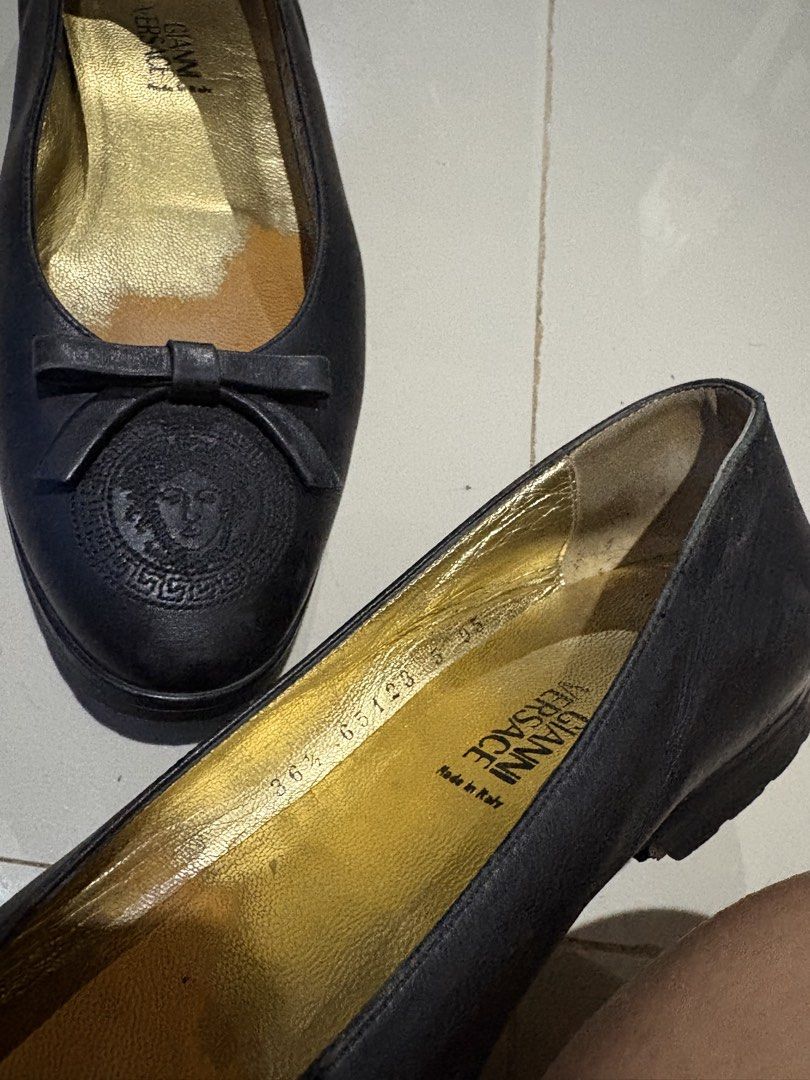 Gianni Versace Vintage Leather Black shoes (Category: Flats & Sandals) located in Murcia. Submitted by shansdecluttering (Listing ID 1448800721, Image 3). Description: Size 36.5 on tag Fits 230 mm Worn in leather insole But leather is still in very good condition .