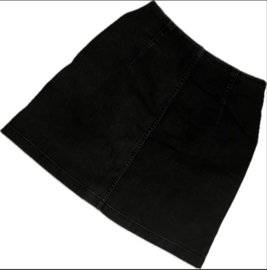 GU Black Denim A-Line Mini Skirt with Zip Front (Category: Skirts) located in Subic. Submitted by round.thrift (Listing ID 1448718957, Image 2). Description: - GU Black Denim Mini Skirt - A-line cut - Zip front with ring pull - Two front pockets - Estimated Size: Medium - Versatile staple piece, easy to style.