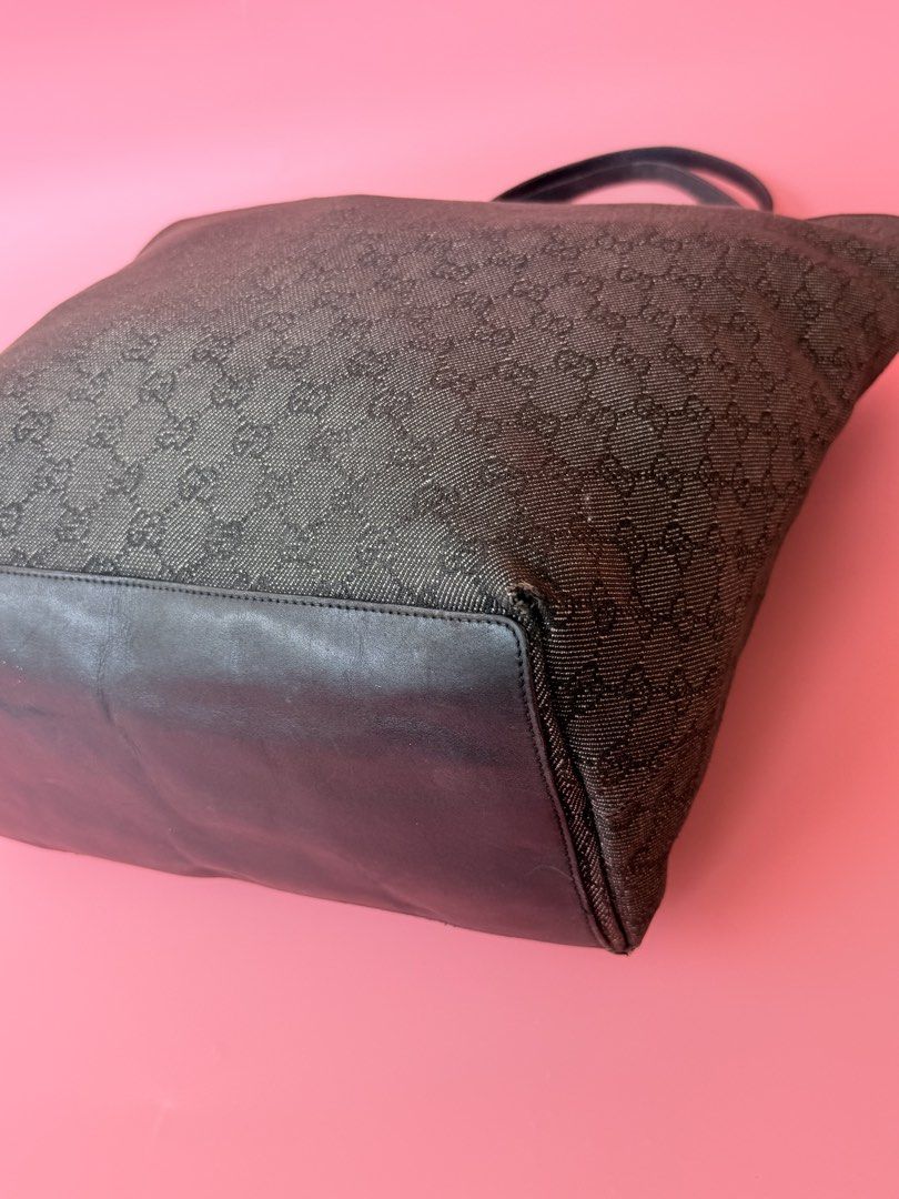 Gucci tote gg 💯 Authentic (Category: Luxury Bags & Wallets) located in Manila. Submitted by _prettyquick (Listing ID 1448704063, Image 3). Description: Preowned Pls manage your expectations 100% authentic.