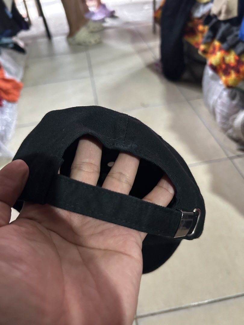 GUESS DAD HAT (Category: Caps & Hats) located in Quezon City. Submitted by lehitimo1985 (Listing ID 1448849123, Image 2). Description: .
