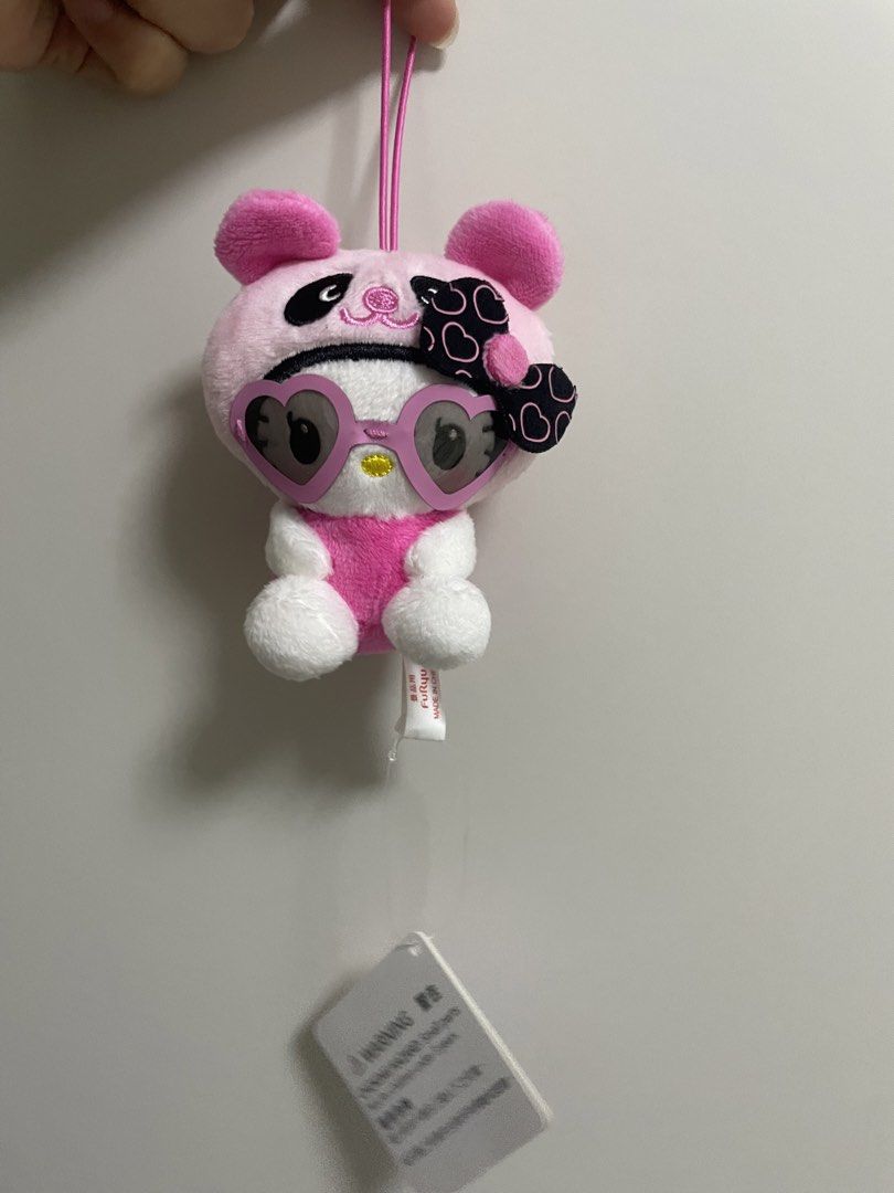 Hello Kitty公仔 （分類：動漫角色周邊）位於 Hong Kong。 由 00000023 提交（商品編號 1448861808，圖片 2）。簡介： 熊仔掛飾好得意呀，粉紅色連身裙加埋心形太陽眼鏡，仲有蝴蝶結添。可以掛喺袋度或者鎖匙度都得。細節位都做得幾好，好可愛嘅小擺設。。