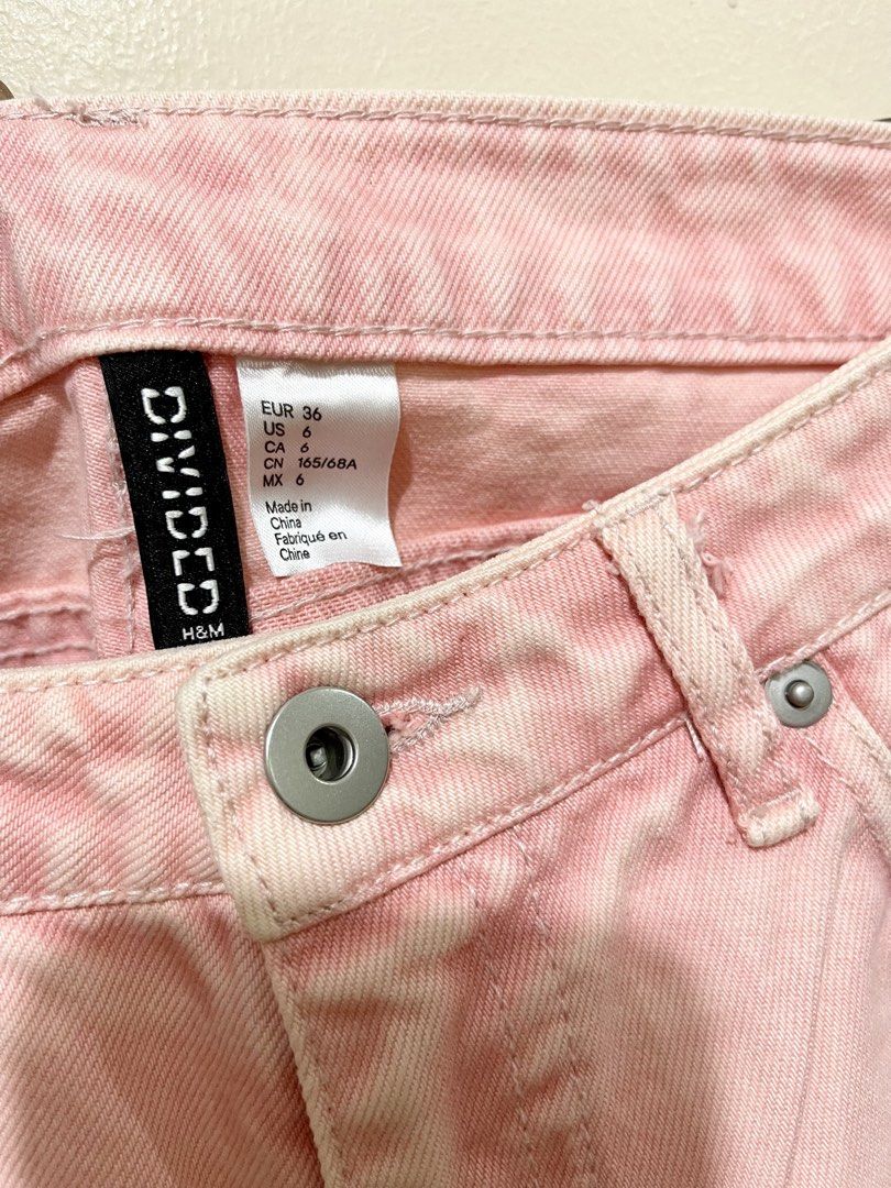 ‼️Sale‼️ H&M Divided Pink Denim Shorts Size 6 (Category: Shorts) located in Quezon City. Submitted by thebusybeee (Listing ID 1448768727, Image 2). Description: - Cute pink denim shorts - Brand: H&M Divided - Size: 6 US - Features cuffed hems - Ideal for summer outfits - Versatile and easy to pair with any top Waistline: 28 Length: 13.