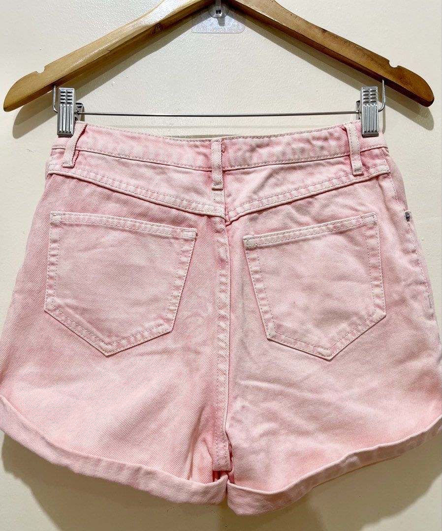 ‼️Sale‼️ H&M Divided Pink Denim Shorts Size 6 (Category: Shorts) located in Quezon City. Submitted by thebusybeee (Listing ID 1448768727, Image 3). Description: - Cute pink denim shorts - Brand: H&M Divided - Size: 6 US - Features cuffed hems - Ideal for summer outfits - Versatile and easy to pair with any top Waistline: 28 Length: 13.
