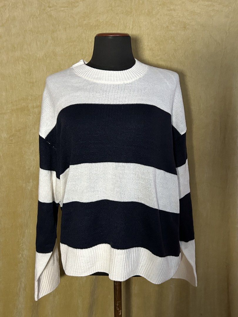 H&M Striped Knit Sweater (Category: Longsleeves) located in Batangas. Submitted by mkjgb (Listing ID 1448770826, Image 1). Description: Fits up to XL Length from shoulder - 25” Width at waist - 24” (laid flat) - Classic navy and white striped knit sweater - Crew neck, long sleeves - Relaxed fit, ideal for layering - Comfortable and versatile - Easily pairs with jeans or skirts - A wardrobe staple ❄️ Travel-Ready Winter Wear | Stylish • Cozy • Bud