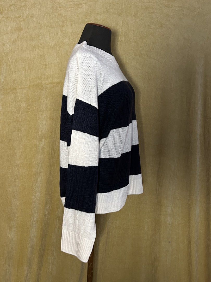 H&M Striped Knit Sweater (Category: Longsleeves) located in Batangas. Submitted by mkjgb (Listing ID 1448770826, Image 2). Description: Fits up to XL Length from shoulder - 25” Width at waist - 24” (laid flat) - Classic navy and white striped knit sweater - Crew neck, long sleeves - Relaxed fit, ideal for layering - Comfortable and versatile - Easily pairs with jeans or skirts - A wardrobe staple ❄️ Travel-Ready Winter Wear | Stylish • Cozy • Bud