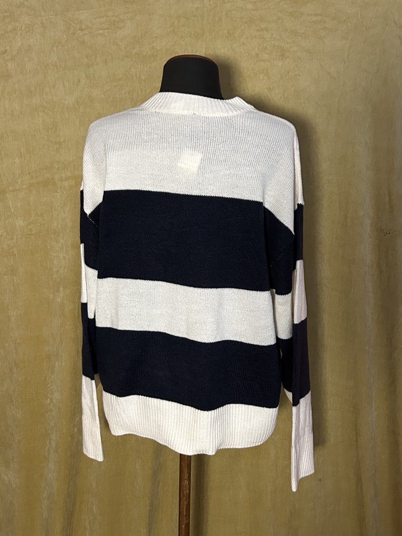 H&M Striped Knit Sweater (Category: Longsleeves) located in Batangas. Submitted by mkjgb (Listing ID 1448770826, Image 3). Description: Fits up to XL Length from shoulder - 25” Width at waist - 24” (laid flat) - Classic navy and white striped knit sweater - Crew neck, long sleeves - Relaxed fit, ideal for layering - Comfortable and versatile - Easily pairs with jeans or skirts - A wardrobe staple ❄️ Travel-Ready Winter Wear | Stylish • Cozy • Bud