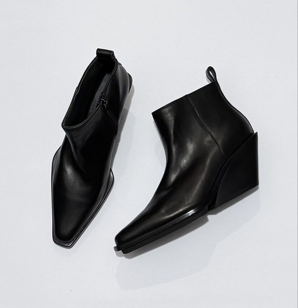 Initial (Category: Boots) located in Quezon City. Submitted by byuklph (Listing ID 1448849605, Image 3). Description: Authentic 💯 Excellent condition Size 37 No inclusion .