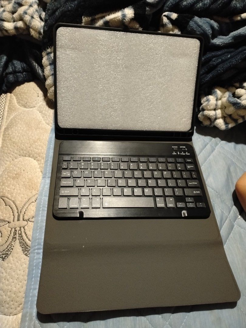 Ipad Casing with Bluetooth keyboards505581770250004481