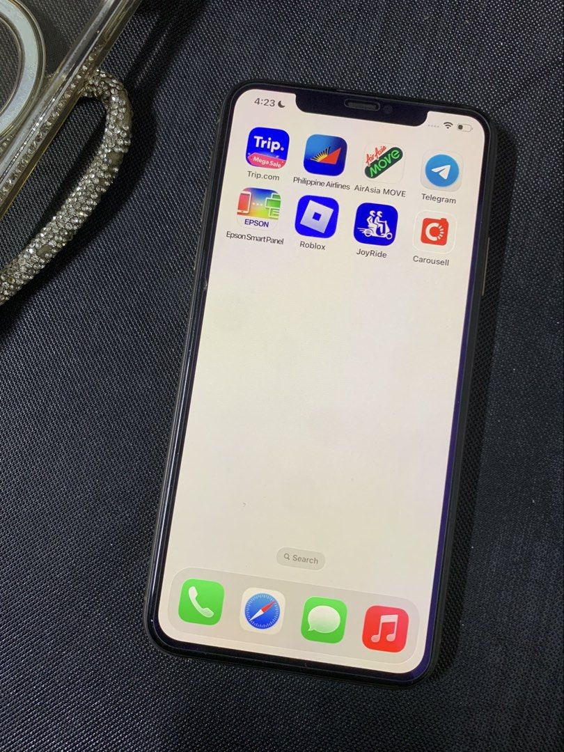 IPHONE 11 PRO MAX, 256GB SIM RESTRICTION ISSUE (Category: iPhone 11 Series) located in Manila. Submitted by livestar_7dde87 (Listing ID 1448781260, Image 3). Description: IPHONE 11 PRO MAX, 256GB ISSUE SIM RESTRICTION MAY KASAMANG CHARGER AND 9 CASINGS MAALAGA MAY ARI KAYA WALANG DENTS FACE ID WORKING & TRUE TONE 83% BATT HEALTH PA MEET-UP LOCATION: SM FAIRVIEW/SM SJDM.
