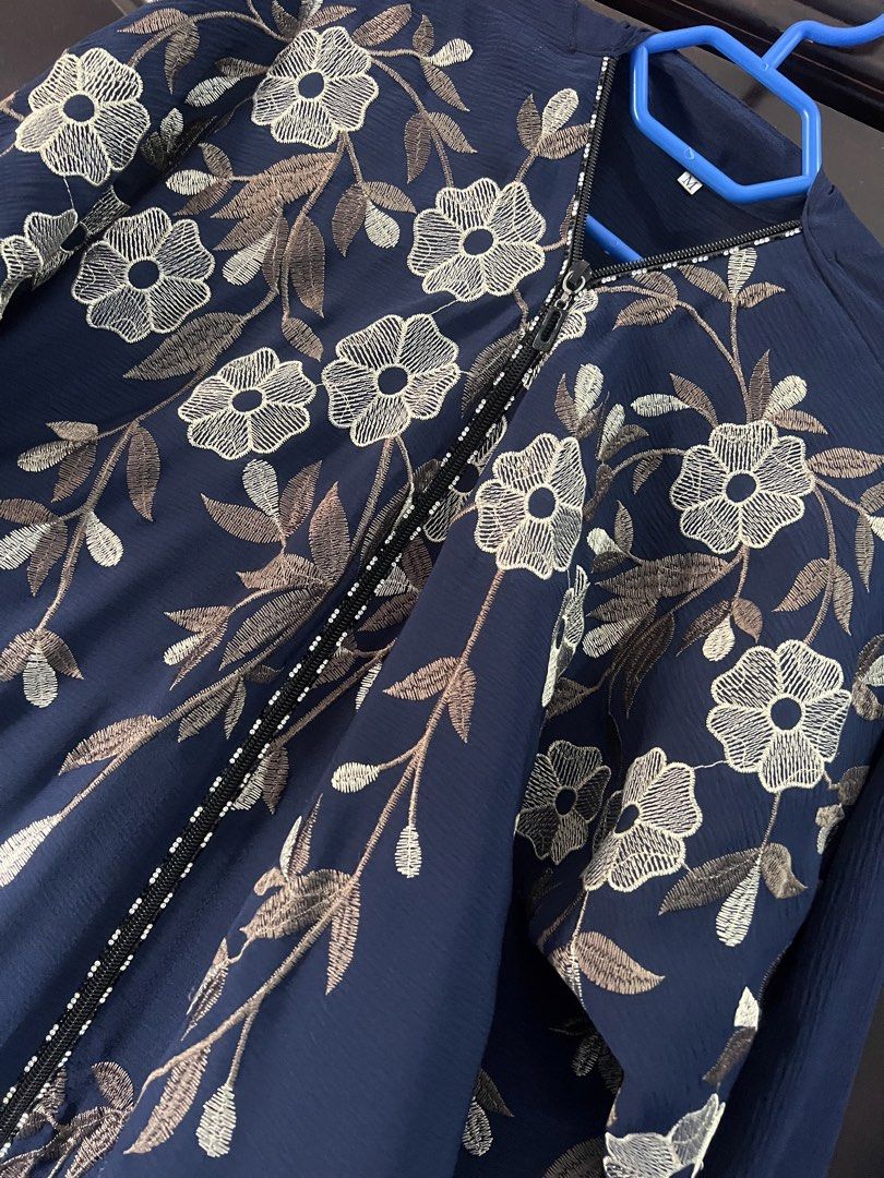 Jubah sulam bunga zip (Category: Kaftans & Jubahs) located in Kuala Lumpur. Submitted by syahirahzu05771 (Listing ID 1448787199, Image 3). Description: Dada 44 labuh 54 Harga boleh nego.