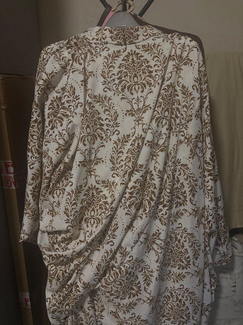Kurung kaftan batwing (Category: Dresses) located in Ampang. Submitted by am1eraaprel0ved (Listing ID 1448855195, Image 2). Description: Please select sec photo for real design ‼️ Freesize, color soft brown so senang match with all Wear once so condition 9.5/10.