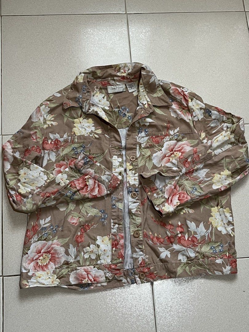 Lemon grass tan floral cotton twill button front jacket XL (Category: Coats, Jackets and Outerwear) located in Dumaguete. Submitted by pixithrift (Listing ID 1448794652, Image 1). Description: Issue: no buttons (both sleeve). Pero all goods parin kahit walang button pwede naman e fold. see picture for your reference. Super cute pang porma :)).