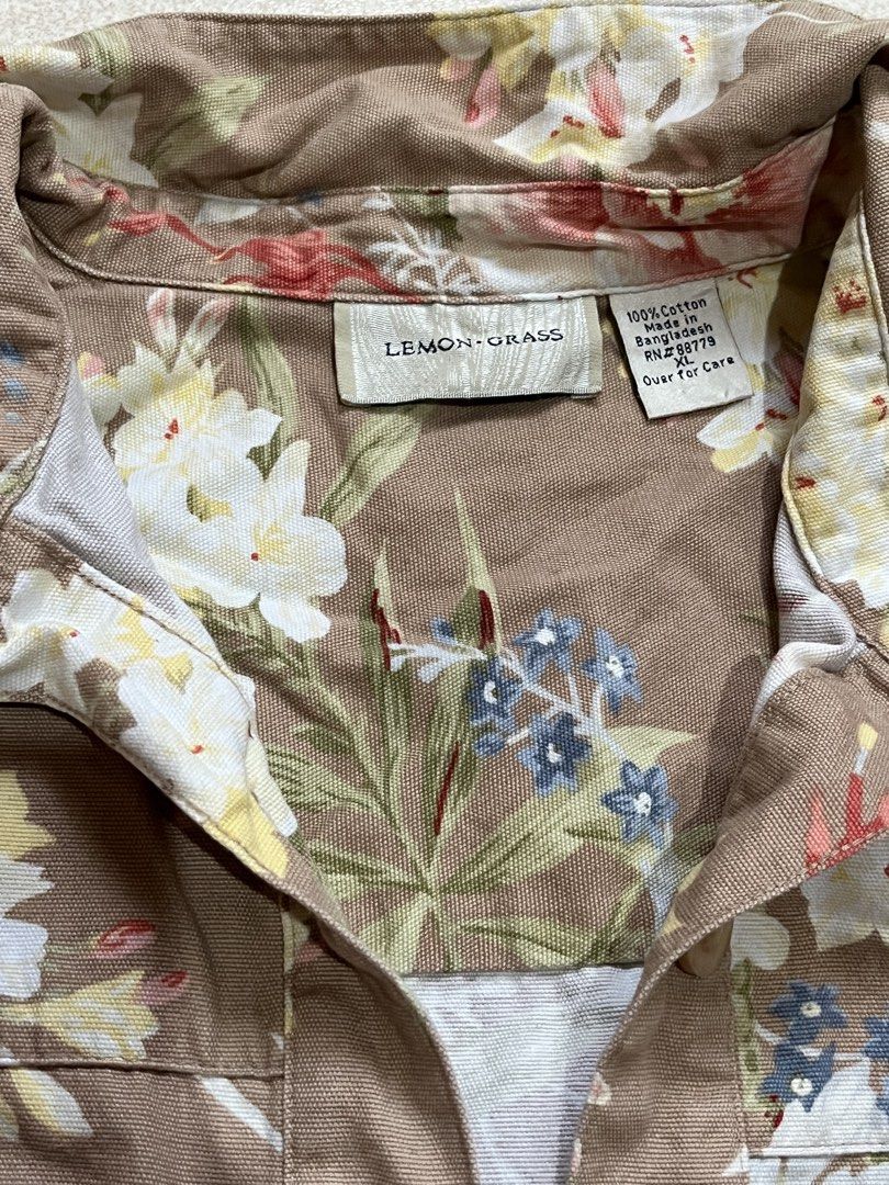 Lemon grass tan floral cotton twill button front jacket XL (Category: Coats, Jackets and Outerwear) located in Dumaguete. Submitted by pixithrift (Listing ID 1448794652, Image 2). Description: Issue: no buttons (both sleeve). Pero all goods parin kahit walang button pwede naman e fold. see picture for your reference. Super cute pang porma :)).