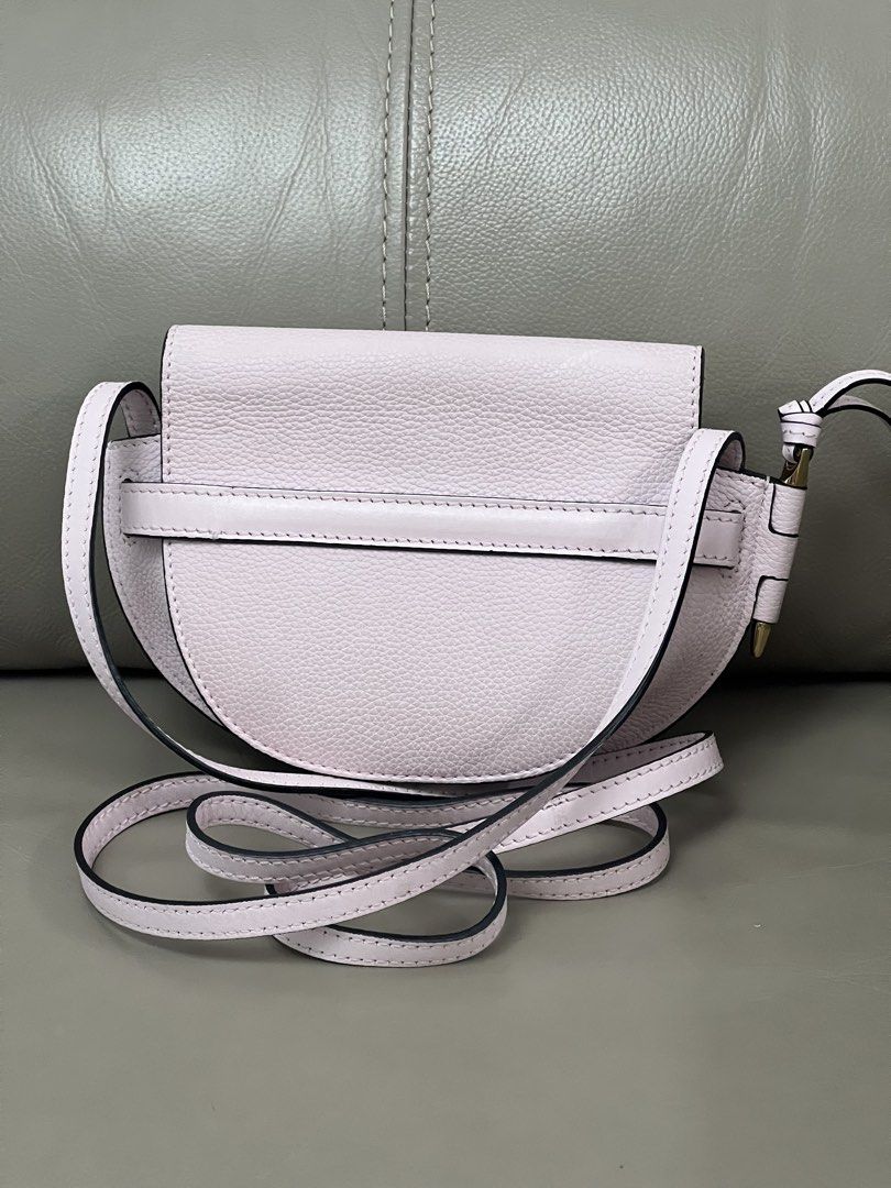 Loewe Mini Gate crossbody bag （分類：手袋及銀包）位於 Hong Kong。 由 dusktilldawn210 提交（商品編號 1448814869，圖片 3）。簡介： 淨袋，可以陪驗貨費用自理，不考慮寄賣 大幅議價不回，爽快可小議 Loewe crossbody bag in a lovely pastel pink. It's the perfect size for your essentials and has that iconic Loewe craftsmanship. The leather is textured and feels really premium, and you can see the signature Anagram logo embossed on the flap. The unique knotted strap detail adds a touch of playful elegance. Meetups 