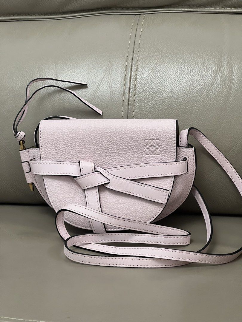 Loewe Mini Gate crossbody bag （分類：手袋及銀包）位於 Hong Kong。 由 dusktilldawn210 提交（商品編號 1448814869，圖片 1）。簡介： 淨袋，可以陪驗貨費用自理，不考慮寄賣 大幅議價不回，爽快可小議 Loewe crossbody bag in a lovely pastel pink. It's the perfect size for your essentials and has that iconic Loewe craftsmanship. The leather is textured and feels really premium, and you can see the signature Anagram logo embossed on the flap. The unique knotted strap detail adds a touch of playful elegance. Meetups 