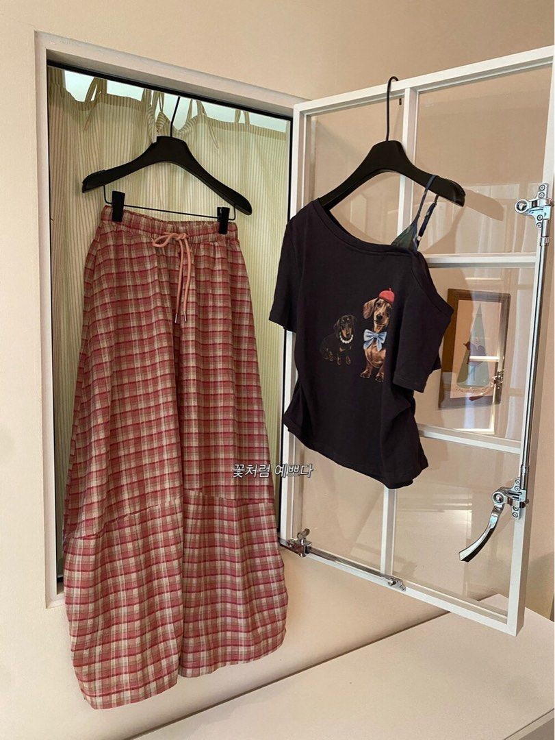 福利款‼️高質小狗logo斜博Tee （分類：其他上衣）位於 Hong Kong。 由 00.boutique 提交（商品編號 1448804687，圖片 3）。簡介： 顏色：深灰 Size：Free Size （衣長82cm｜肩寬41cm｜胸圍80cm） 只有兩件，售完即止🤍 。