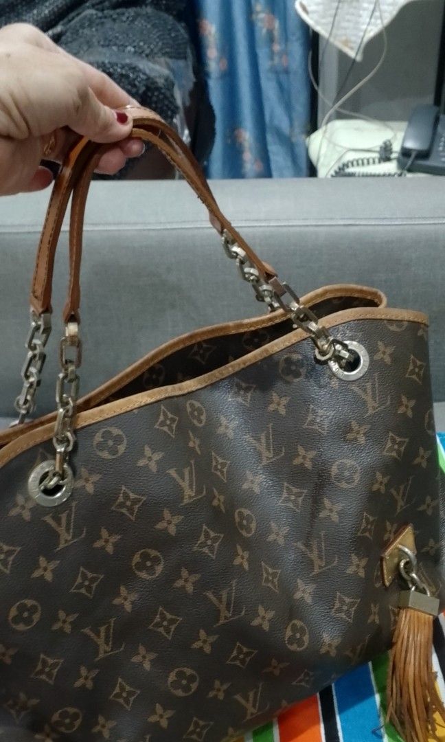 Louis Vuitton Monogram Empreinte Artsy MM Handbag (Category: Luxury Bags & Wallets) located in Caloocan City. Submitted by nobleflower_4c42cc (Listing ID 1419128537, Image 2). Description: - Authentic Louis Vuitton handbag - Iconic Monogram pattern - Top handle with chain detail - Includes a tassel - Features a zipper with the Louis Vuitton logo - Interior tag code: TH160091 - Made in Italy - From the Automne-Hiver 2008 collection.