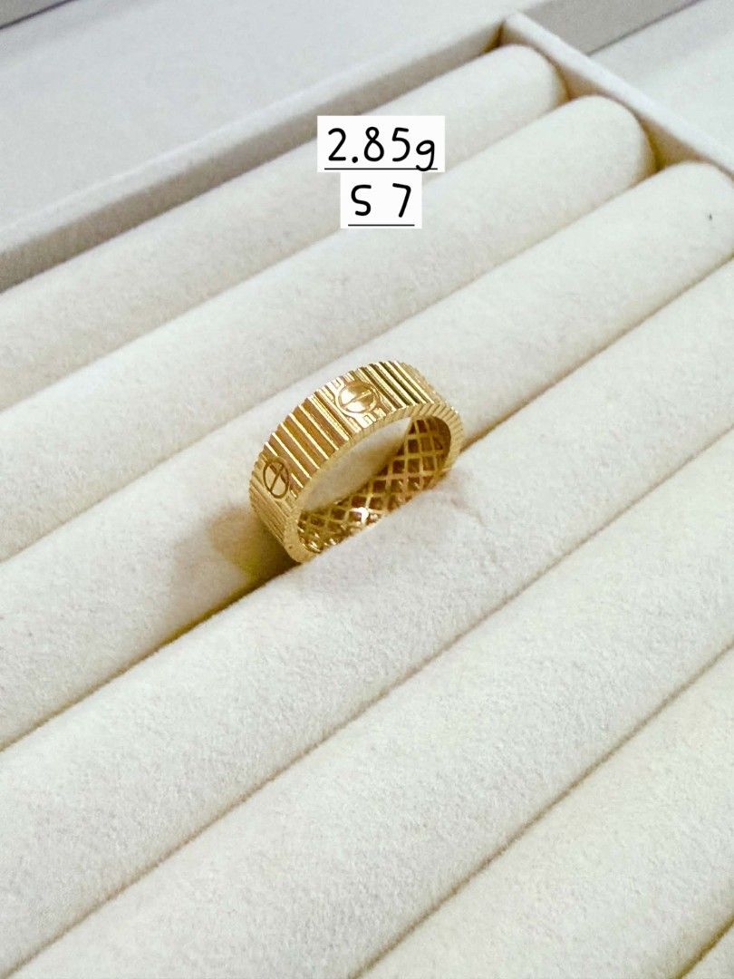 Love Unlimited 18k Gold Ring (Category: Rings) located in Valenzuela. Submitted by absolutelychick (Listing ID 1448793443, Image 1). Description: 18k gold MC 2.89g S 7 lbc with declared value insurance.