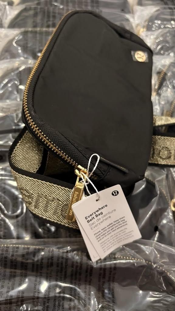 Lululemon Everywhere Belt Bag Black Gold (Category: Cross-body Bags) located in Paranaque City. Submitted by mariaaaa03 (Listing ID 1448752816, Image 3). Description: - Lululemon Everywhere Belt Bag Gold Hardware 1L size with tag preorder.