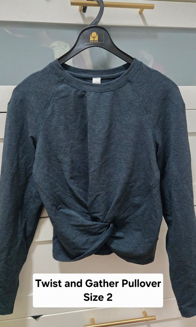 lululemon Tuck & Gather Pullover Blue SIZE 2 （分類：長袖衫）位於 Hong Kong。 由 crybabypototo 提交（商品編號 1448786682，圖片 1）。簡介： soft modal French terry fabric Size 2 Heathered Blue。