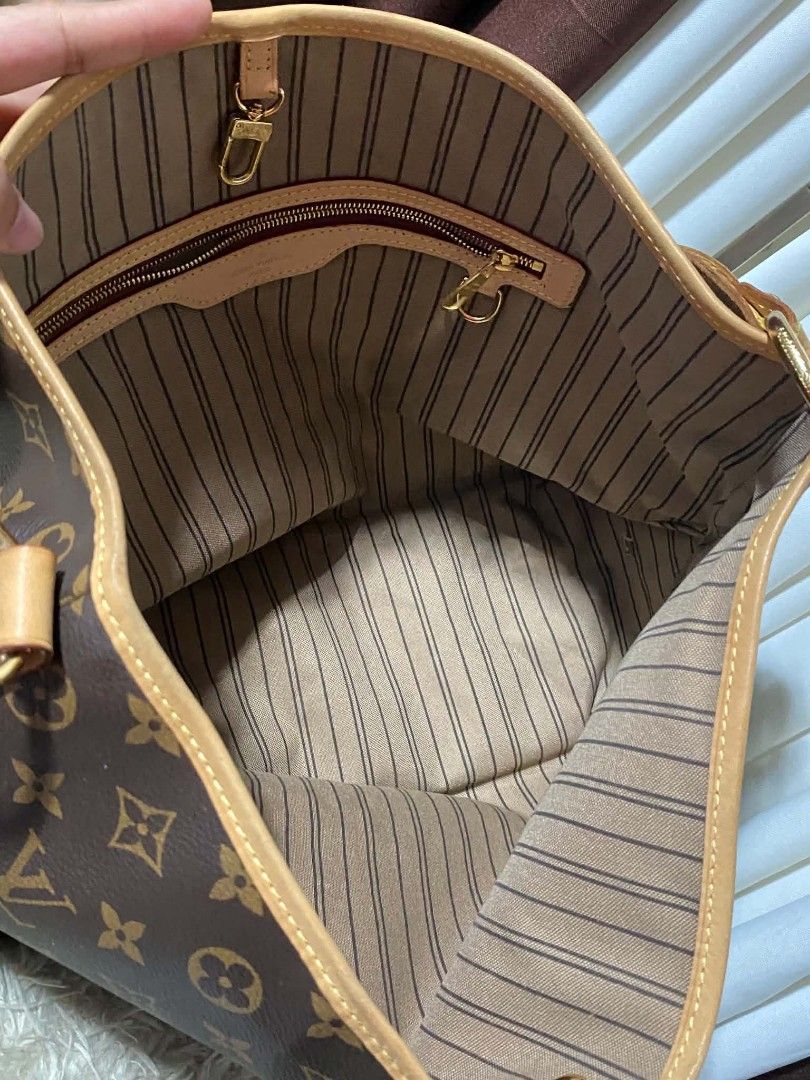 Lv (Category: Luxury Apparel) located in Tagum. Submitted by luxbagelyas (Listing ID 1448696035, Image 3). Description: good condition replaced strap super ganda pa body at loob malinis.