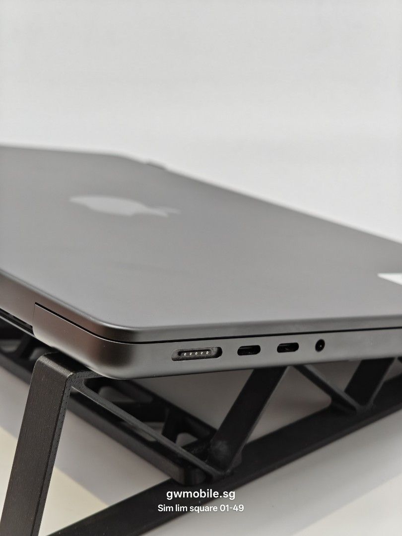 MacBook Pro M5 16/1TB 14 inch 58760505821667955855367