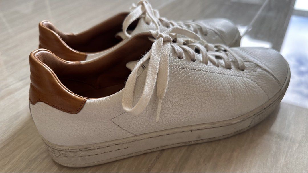 Magnanni White Leather Sneakers – Excellent Condition （分類：鞋及波鞋）位於 Hong Kong。 由 tacsoy 提交（商品編號 1448790704，圖片 2）。簡介： Elegant Magnanni sneakers in white leather with tan heel detail. Handmade in Spain from premium leather. Excellent condition, very lightly worn and well maintained. A timeless minimalist design that’s perfect for smart casual or everyday wear. 。