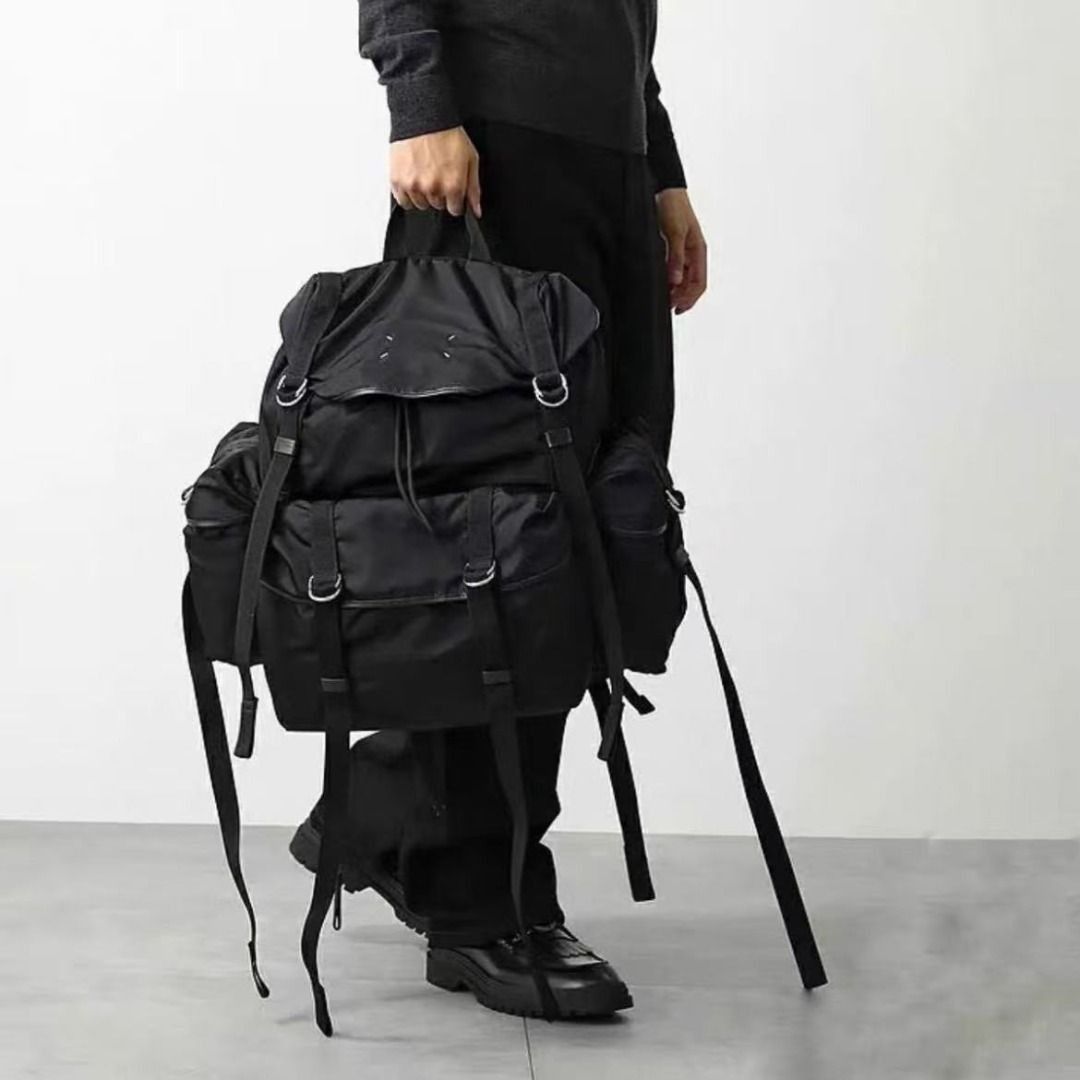 Maison Margiela Black Multi-Pocket Drawstring Nylon Utility Backpack （分類：手袋及銀包）位於 Hong Kong。 由 bellezza. 提交（商品編號 1448763440，圖片 1）。簡介： 。