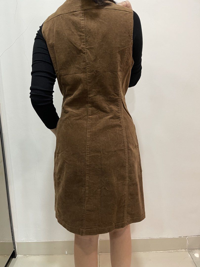 Mango Casual - Sleeveless Corduroy Dress in Brown (Kategori: Gaun & Rok) berada di Tangerang. Dikirim oleh kent.gienah.kirania (ID iklan 1448775753, Gambar 2). Deskripsi: #preloveddress MANGO CASUAL Sleeveless Corduroy Dress in Brown (Inner kaos hitam gak include yah!) Size : L Bust : 90cm Waist : 78cm Condition : Like New, Excellent (No Minus) Harga beli barunya 600k Preloved for 225,000 #prelovedtangerang.