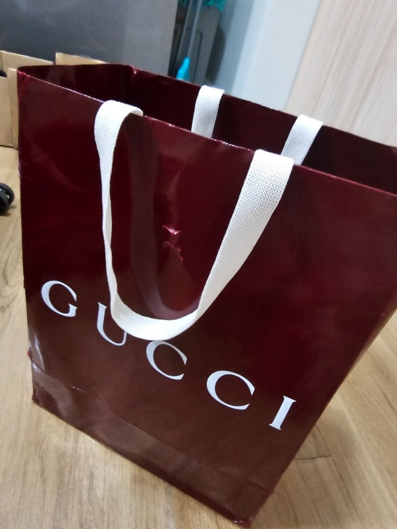 Medium cosmetic case with Gucci plaque / number: 875801 (Category: Luxury Bags & Wallets) located in Caloocan City. Submitted by colmankwon (Listing ID 1448828246, Image 3). Description: I cancel to gift others so i want to sale it's almost 29000pesos.