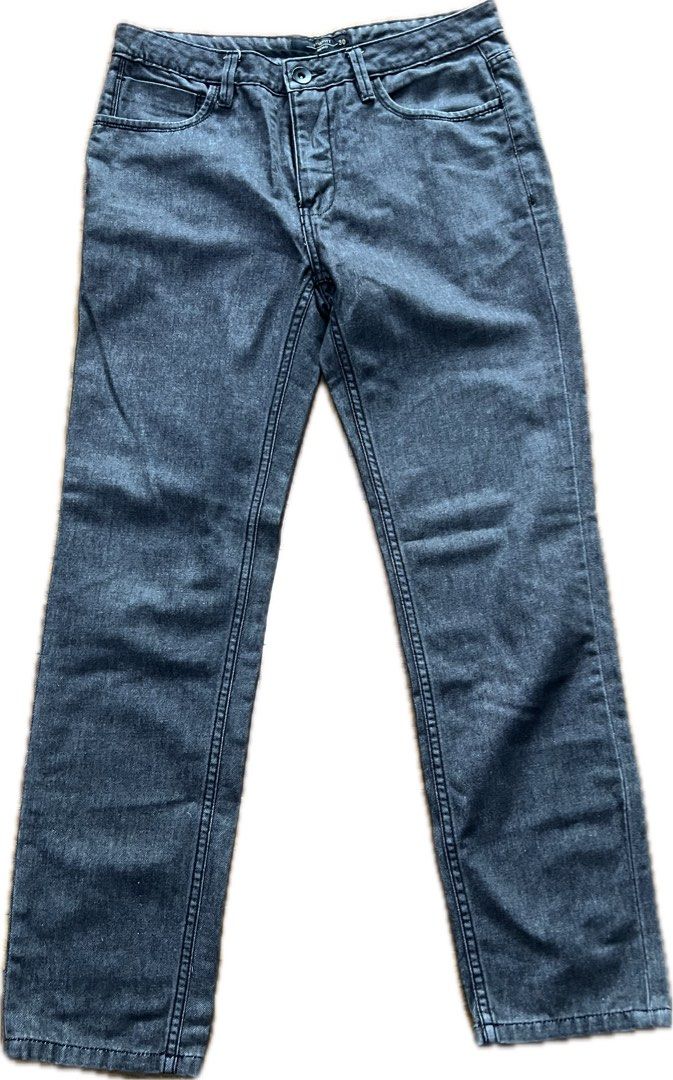 Memo jeans authentic (Category: Jeans) located in Manila. Submitted by dos05 (Listing ID 1448754971, Image 1). Description: 100% authentic bought brand new Not thrifted orig price 2k Used once only No issues whatsoever 10/10 condition Charcoal gray color Actual dimension in inches Waist 32 Length 38.5 Hem 7 Qc area Shipping via grab or lalamove saver .