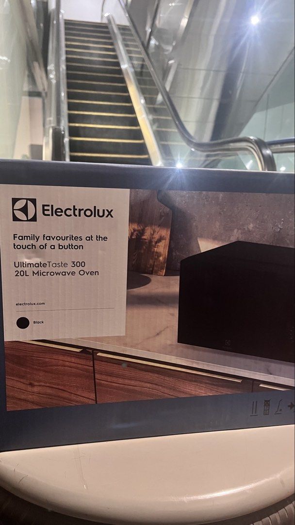 Microwave Electrolux (Kategori: Kitchen & Appliances) berada di Jakarta Barat. Dikirim oleh kucingmewwah (ID iklan 1448779721, Gambar 1). Deskripsi: Barang brand new, belum pernah digunakan. Electrolux Microwave 20L Microwave Solo 6-in-1: Quick Cook, Reheat, Simmer, Defrost, Melting, Weight Defrost Timer Fast Heating, High power Free Turntable rack Flexible Power : Heating Start 800 W EMM20K22BA Spesifikasi model EMM20K22BA * Kapasitas ruang: 20 