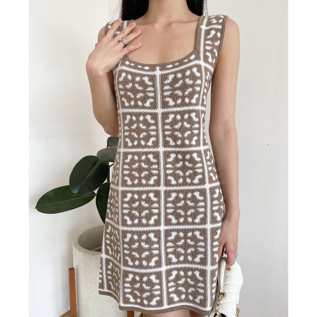 Modelano - Roline Dress in Taupe (Kategori: Gaun & Rok) berada di Jakarta Pusat. Dikirim oleh ranciella (ID iklan 1448790667, Gambar 1). Deskripsi: Hanya dipakai 1x Very good condition Detil size di foto .