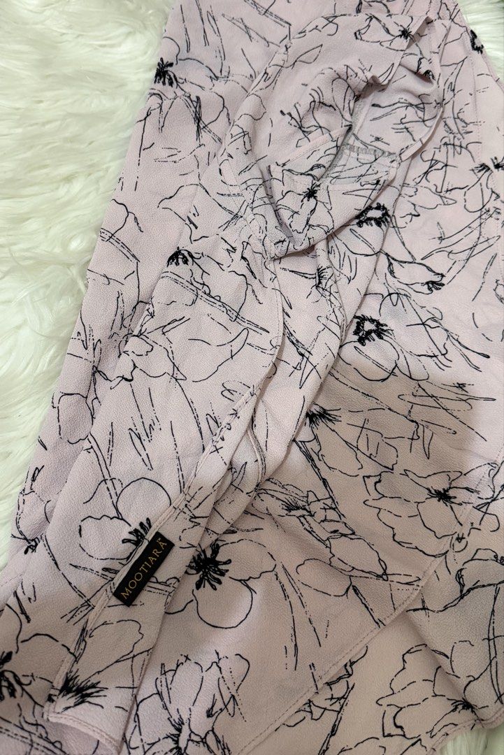 Mootiara-instant shawl (Category: Hijabs) located in Melaka Tengah. Submitted by rarabeautycare (Listing ID 1448801099, Image 1). Description: Nak clear almari.