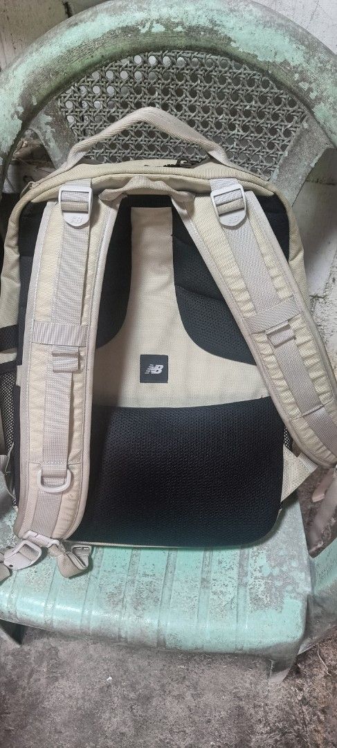 New Balance Beige Backpack Bag (Category: Backpacks) located in San Carlos City. Submitted by leodeome (Listing ID 1448733363, Image 2). Description: - Beige New Balance backpack - Bungee cord detail on the front - Multiple zippered compartments for organization - Side mesh pockets for water bottles - Padded straps for comfortable ca rrying - Ideal for school or everyday use.
