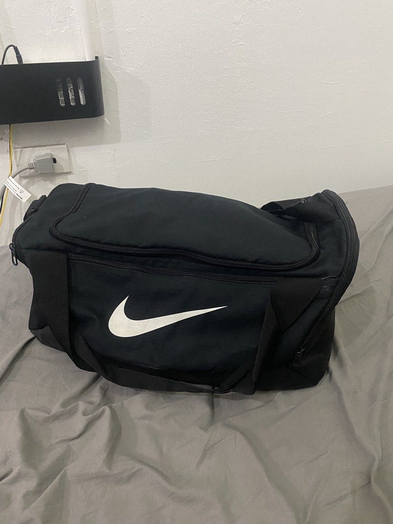 Nike Black Duffel Bag Large Authentic (Category: Sling Bags) located in Makati City. Submitted by hyperdrive_mnl (Listing ID 1448870755, Image 1). Description: - Black Nike duffel bag - Ideal for gym sessions or travel - Spacious main compartment - Convenient side pocket - Adjustable shoulder strap for comfort - Clean interior and exterior - All zippers function smoothly.