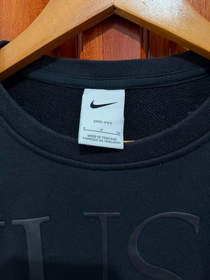 Nike Dri-Fit Just Do It Cropped Sweatshirt (Category: Longsleeves) located in Taguig. Submitted by geestuff27 (Listing ID 1448889250, Image 3). Description: - Black Nike Dri-Fit sweatshirt - Iconic 'Just Do It' graphic with large swoosh - Cropped style - Ideal for workouts or casual wear - Made in Thailand - Size: P (Small).