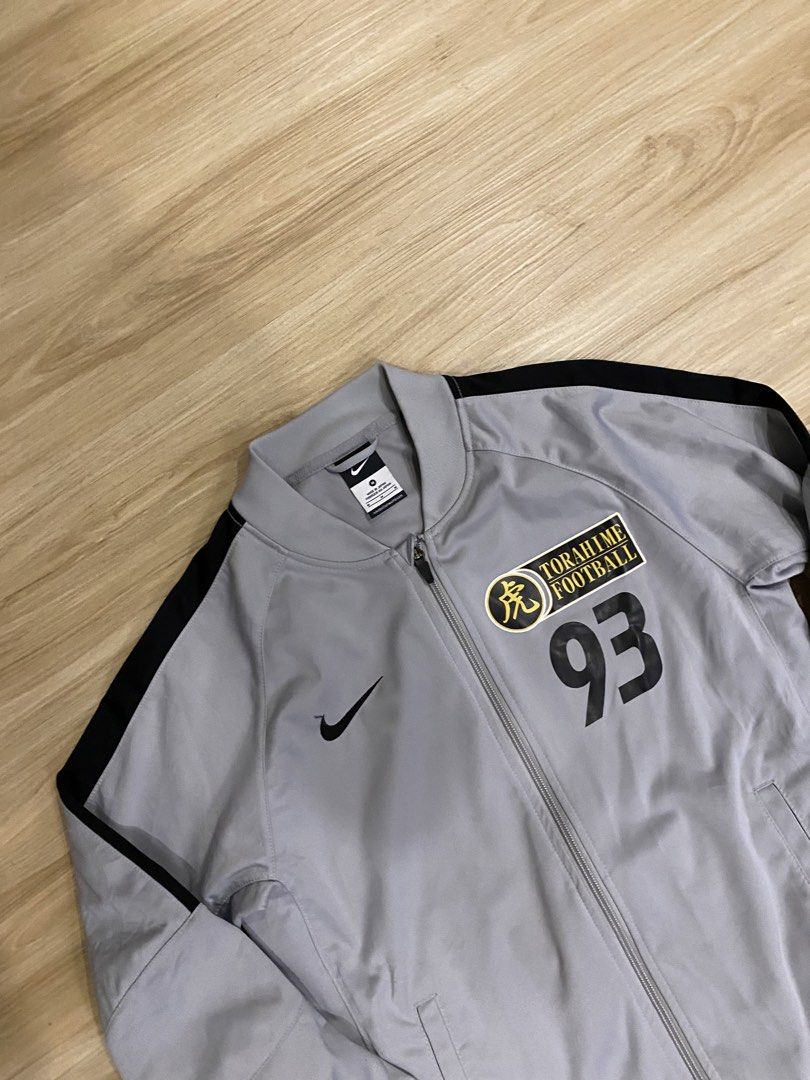 Nike Jacket (Category: Coats, Jackets and Outerwear) located in Bayan Lepas. Submitted by theheist.store (Listing ID 1448802821, Image 2). Description: ✅Available✅ Nike Jacket Size : M Pit: 19inch Length:25inch Condition: 9.9/10 Price : Rm50 free postage 📲01110514604 to purchase #theheiststore M .
