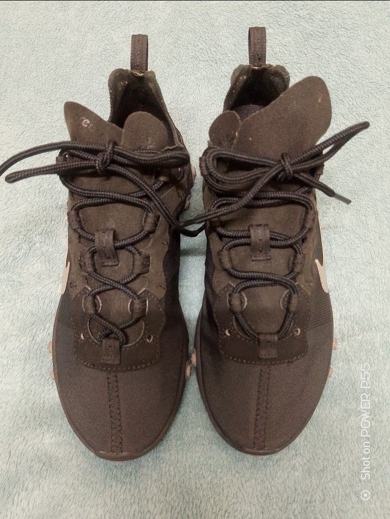 Nike React Black Running Shoes US 6 (Category: Sneakers) located in Binan City. Submitted by stuffshop29 (Listing ID 1448814391, Image 2). Description: - Black Nike React shoes - Lace-up closure for a secure fit - Features Nike React cushioning for comfort - Versatile: good for running or everyday wear - Shows minor signs of use, but plenty of life left - Ideal for your next workout session.
