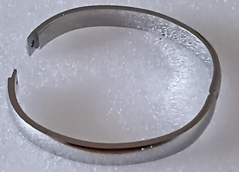 Plain bangle (Category: Bracelets) located in Singapore. Submitted by tastybites (Listing ID 1448754158, Image 2). Description: .