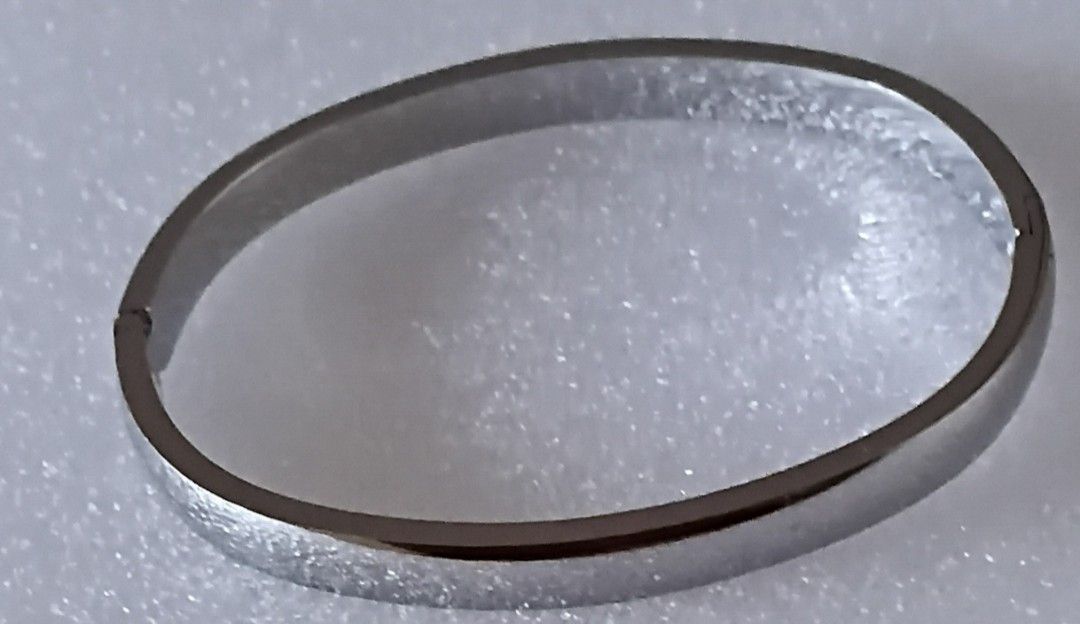 Plain bangle (Category: Bracelets) located in Singapore. Submitted by tastybites (Listing ID 1448754158, Image 1). Description: .