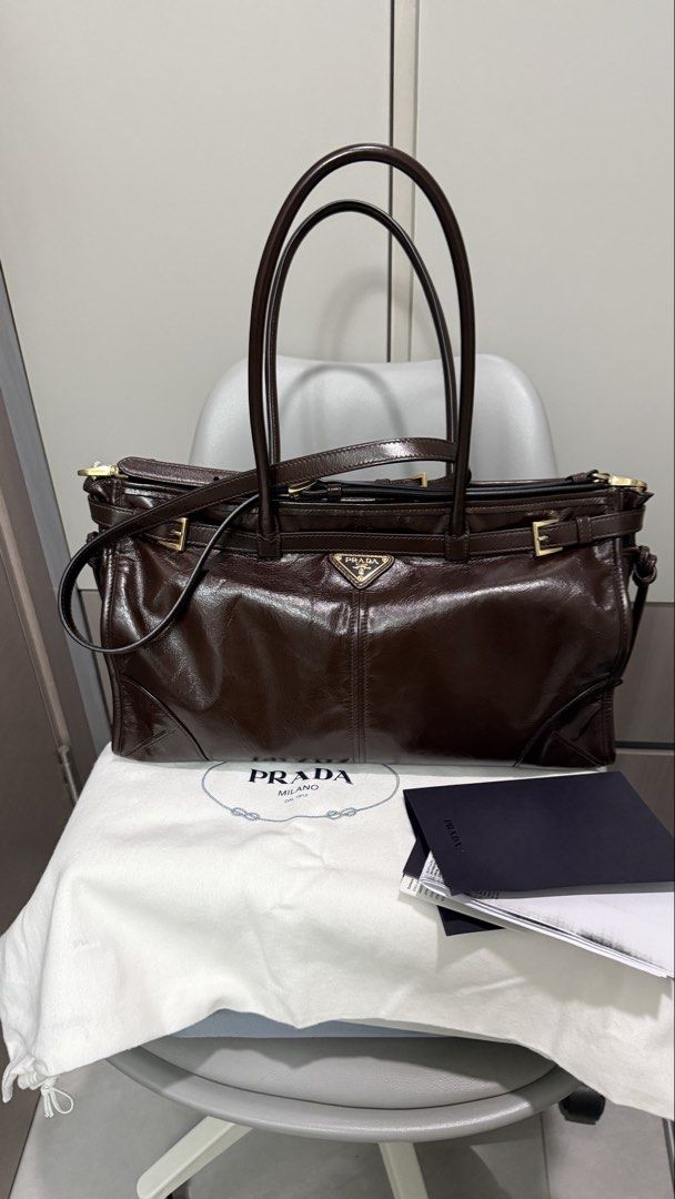 Prada Bonnie Large Dark Brown （分類：手袋及銀包）位於 Hong Kong。 由 tosellsomethung 提交（商品編號 1448845894，圖片 1）。簡介： 4/2026香港買有單 收藏品 配件全齊 議Pm。