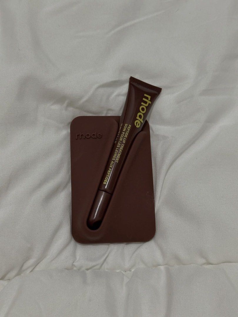 Rhode snap on case (Category: Makeup) located in San Rafael. Submitted by shilloane (Listing ID 1448651668, Image 1). Description: Rhode Snap On Case from US Manufacturer Inclusions: rhode snap on case + peptide lippie + rhode sticker + rhode paber bag card .