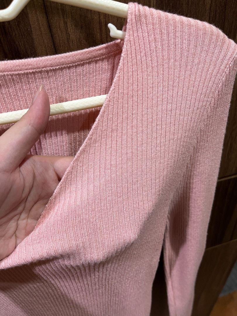Ribbed V-neck Long Sleeve Top - Pink & Red (Category: Longsleeves) located in Quezon City. Submitted by thecuriouscaaat (Listing ID 1448806356, Image 2). Description: - Set of two ribbed long-sleeved tops - Colors: Soft pink and bright red - V-neckline - Fitted and stretchy material RFS: does not fit me anymore MOP: GCash / BPI Shipping within Metro Manila area only Buyer will shoulder the delivery fee PM ME IF INTERESTED.