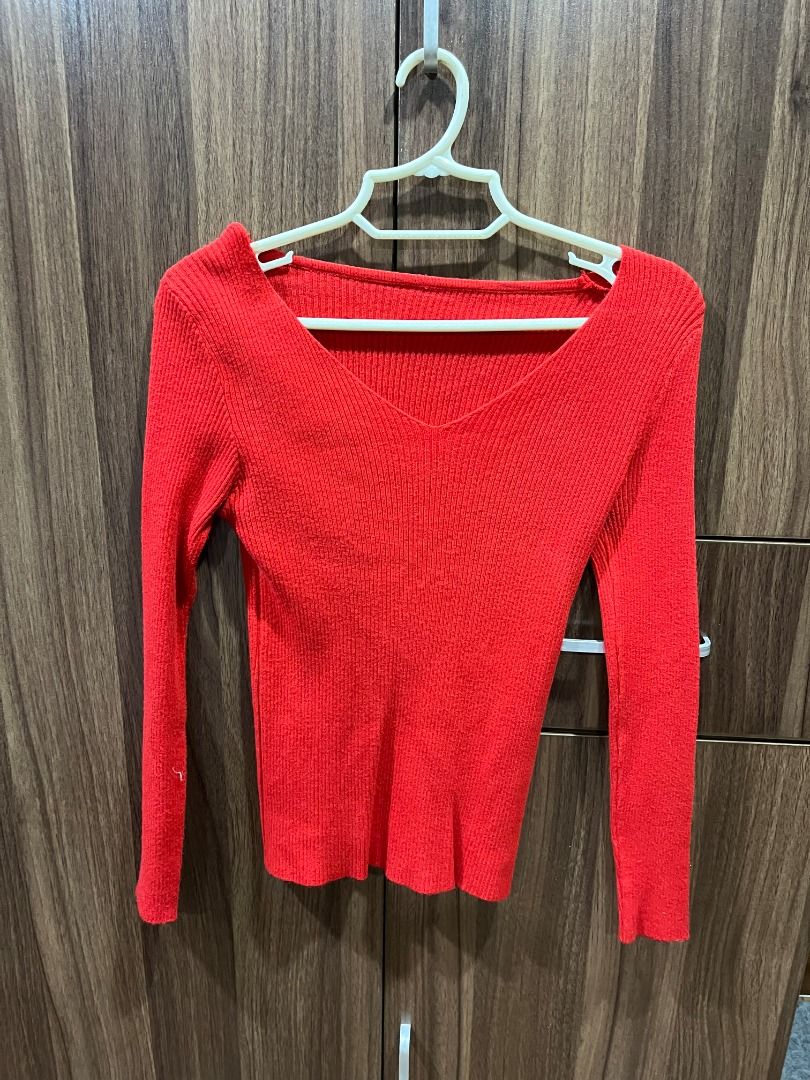 Ribbed V-neck Long Sleeve Top - Pink & Red (Category: Longsleeves) located in Quezon City. Submitted by thecuriouscaaat (Listing ID 1448806356, Image 3). Description: - Set of two ribbed long-sleeved tops - Colors: Soft pink and bright red - V-neckline - Fitted and stretchy material RFS: does not fit me anymore MOP: GCash / BPI Shipping within Metro Manila area only Buyer will shoulder the delivery fee PM ME IF INTERESTED.