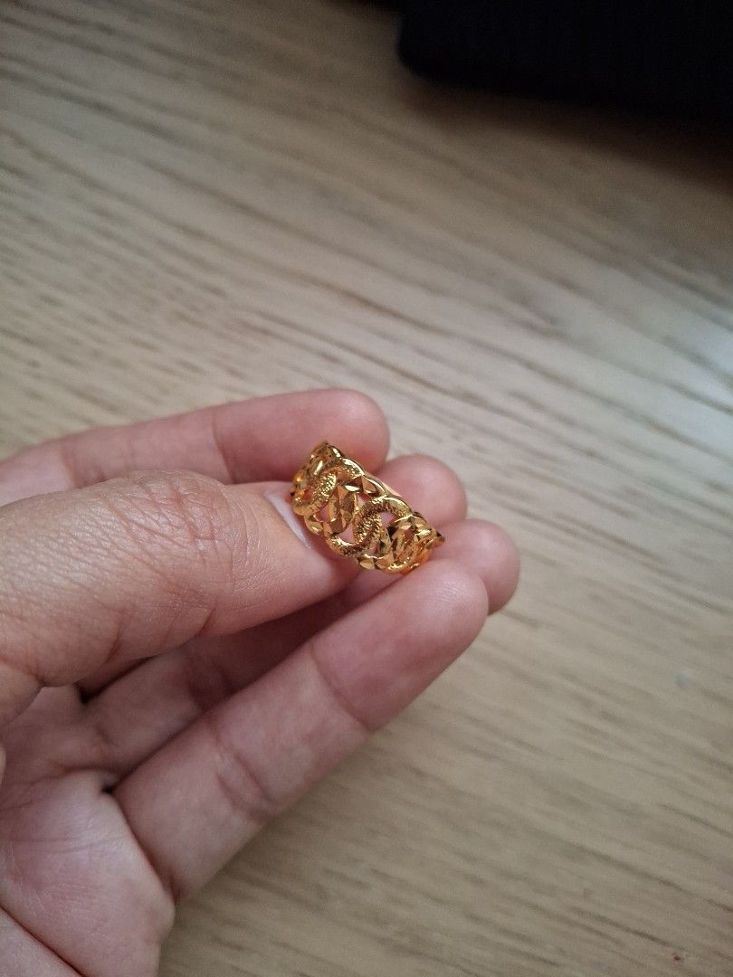Ring (Category: Rings) located in Singapore. Submitted by gummiebearr (Listing ID 1448763592, Image 3). Description: size 6.