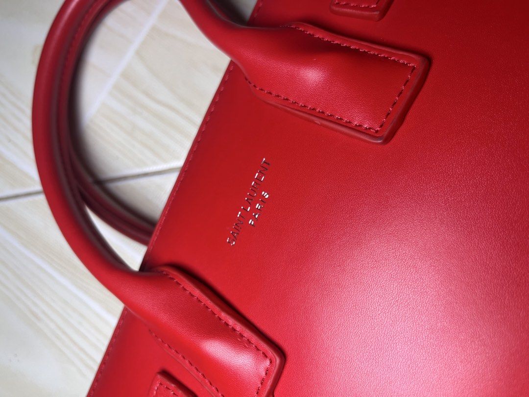 SAINT LAURENT BAG (Category: Luxury Bags & Wallets) located in Manila. Submitted by bibiiii131998 (Listing ID 1448837216, Image 2). Description: Asnew.
