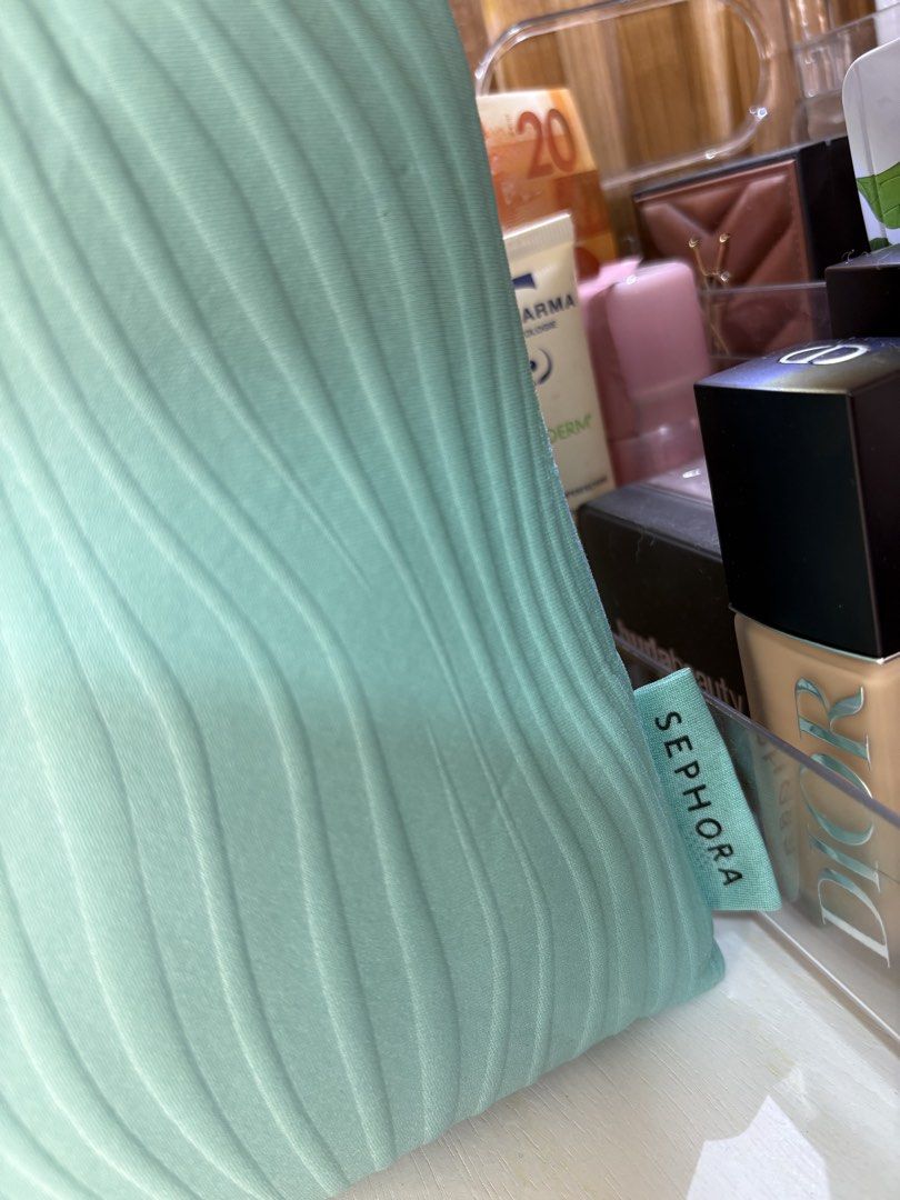 Sephora Makeup Pouch (Category: Makeup) located in Pasay City. Submitted by keynbloom (Listing ID 1448713320, Image 2). Description: like new.