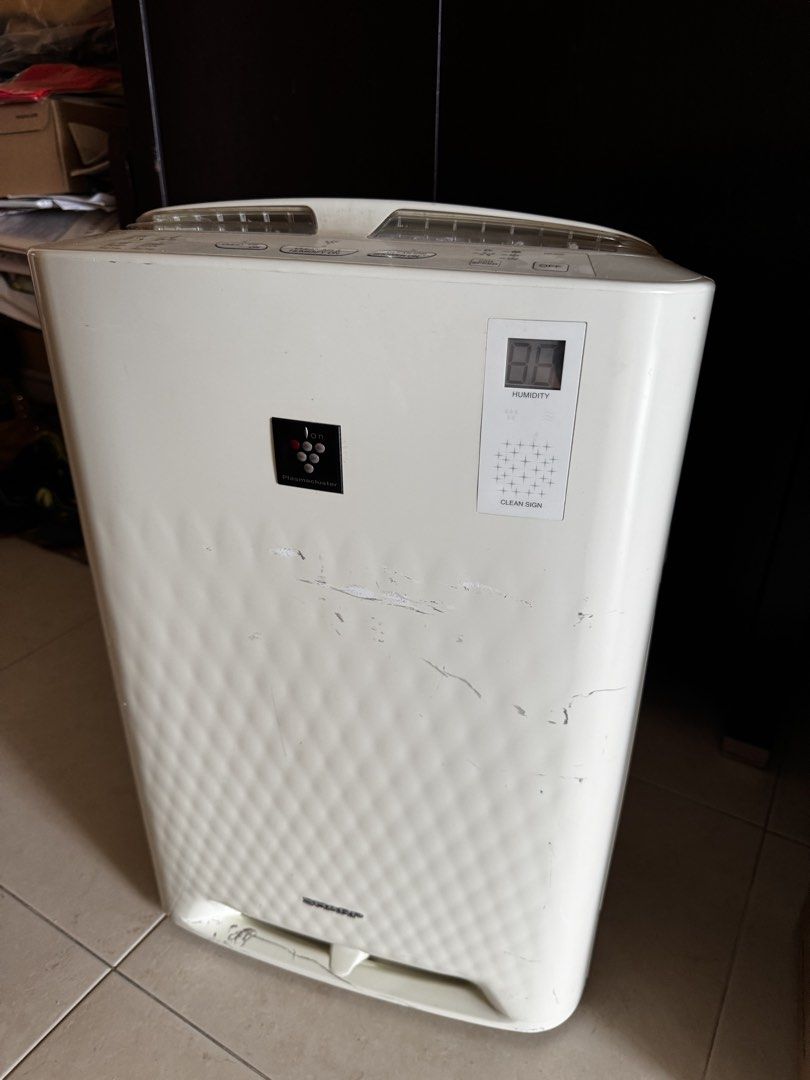 Sharp Air Purifier (Category: Air Purifiers & Dehumidifiers) located in Singapore. Submitted by sellinhstufd340 (Listing ID 1448749513, Image 1). Description: - Sharp air purifier - Digital humidity display - Clean sign indicator - Water tank included - Fully functional.